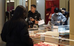 Chuyện đi mua vàng ngày "bão giá": Bài học đắt giá cho người dân