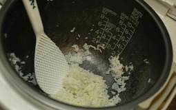 Vợ đột nhiên khen nồi cơm nấu nhanh, tôi kiểm tra thì phát hiện sự thật lạnh người: "Em ơi, đừng…"