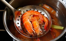 Bí quyết ba đời luộc tôm đỏ au, ngọt thịt lại không tanh: Tết này mời bạn áp dụng thử