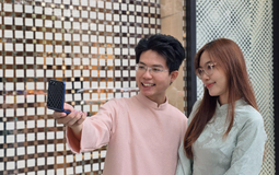 Tết là lúc người trẻ muốn làm mới mọi thứ, kể cả chiếc điện thoại