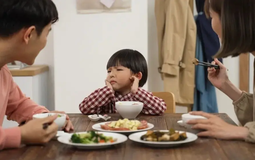 Gọi con ăn cơm, mẹ chỉ nên và chỉ cần gọi đúng 1 lần!