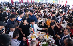 Truyền thông Trung Quốc ngỡ ngàng trước "đại tiệc" 180 mâm của tuyển thủ Đình Bắc