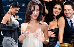 Kylie Jenner tự chạm ngực liên tục giữa chốn đông người, chuyện gì vậy?