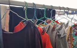 Tại sao nên treo ngược quần áo khi trời lạnh? Chuyên gia hàng đầu Nhật Bản tiết lộ