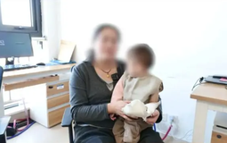 Bé gái 1 tuổi bị thỏ cắn đứt ngón tay khi cho ăn