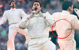 Lần đầu tiên Zara được mặc trên sân khấu gây sốt Super Bowl, con số 64 trên áo ca sĩ gây tò mò