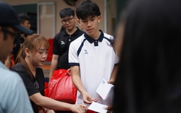 Tay vợt trẻ Tống Nhật Minh gây sốt khi đấu giá vợt pickleball được trăm triệu, giúp các bệnh nhi nghèo ăn Tết ấm áp