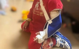 Trung Quốc: Bé 2 tuổi ngã gãy xương ở cơ sở vui chơi trẻ em nổi tiếng, diễn biến sau đó mới đau lòng