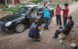 Về quê ăn Tết, vợ luôn chọn đi xe cũ, không mang quà cáp: Suýt cãi vã cho đến khi chồng phát hiện sự thật