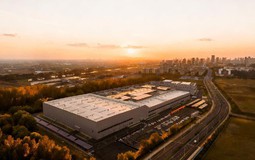 Vì sao một hãng xe lại xây trung tâm an toàn khổng lồ và tự phóng vệ tinh?