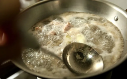 Nồi thịt nổi bọt là “tinh hoa dinh dưỡng” hay chất bẩn? Có nên hớt bỏ?