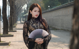 "Chốt hạ" cuối năm bằng bộ ảnh áo dài, MC Linh Nắng khiến triệu anh em game thủ mê mệt