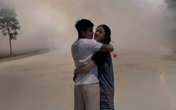 Quang Hải vừa ngắm pháo hoa vừa hôn Chu Thanh Huyền đầy ngọt ngào ngày năm mới