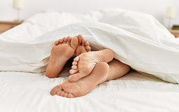 Làm "chuyện ấy" trước khi đi ngủ có giúp ngủ ngon hơn? Chuyên gia giấc ngủ lý giải