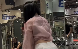 Nghỉ Tết nhưng không quên giữ dáng, nữ gymer khiến người xem "choáng" khi mặc áo dài "quẩy" ở phòng tập