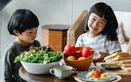 Trẻ nhỏ ăn Tết theo người lớn: Hệ tiêu hóa "lãnh đủ" sau những bữa vui quá đà