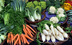 4 loại rau dễ "ngậm thuốc trừ sâu", chuyên gia dinh dưỡng mách nấu ăn làm thêm 1 việc để an tâm hơn