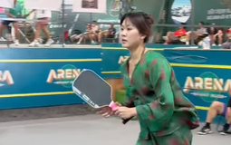 Không còn “vén váy” chơi Pickleball, Nàng Kim lại gây tranh cãi khi diện… áo bà ba quay clip