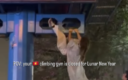 Mặc áo dài “trèo” lên biển quảng cáo, hot girl xinh đẹp khiến người xem tá hỏa