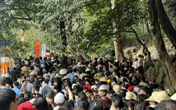 Cảnh tượng ngày Tết tại lễ hội "kéo dài lâu nhất" Việt Nam: Nhiều người không tin vào mắt mình