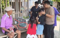 Người phụ nữ Thái Lan bắt rắn xanh lam "cực hiếm", chuyện lạ diễn ra ngay sau đó khiến dân làng kéo đến kín sân