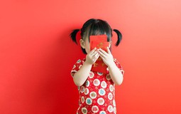 Con gái 5 tuổi khóc lóc ăn vạ không đồng ý cho mẹ giữ tiền lì xì hộ: Có phải con là đứa trẻ hư?