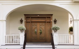 Cửa chính phạm 5 lỗi phong thủy này: Làm ăn trục trặc, con cái thiếu duyên