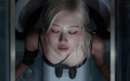 Rosé khoe ngực bạo nhất trong MV mới, vòng 1 khiêm tốn thì có sao!