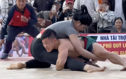 Xem đấu vật hội làng kịch tính: "Quỷ lùn" Đào Hồng Sơn chật vật đấu hotgirl Anh Thơ