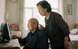 Con trai đưa gia đình đi du lịch 1 tháng, bỏ cha già ở lại: Ngày trở về mở cửa, ai nấy đều chết lặng