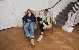 Jonathan Anderson tiếp tục “giữ chuỗi” phong cách preppy với BST Xuân Hè kết hợp cùng UNIQLO