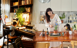 23 tháng Chạp này, mẹ không đốt vàng mã, mà dạy con "thả" những điều thiện lành để ông Táo mang về trời