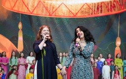 Giáo viên nước ngoài hát dân ca Việt trong lễ kỷ niệm 20 năm một trường học tại Hà Nội