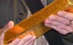 Đào được 35 kg vàng, người đàn ông mang 1 thỏi đi bán, nhân viên ngân hàng xem xong lập tức báo công an