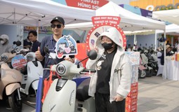 Sự kiện “Đổi xăng lấy điện” tại TP.HCM: Khách hàng mang 2 xe xăng đổi lấy xe điện VinFast về đi Tết