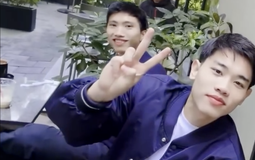 Văn Hậu lái Porsche chở Đình Bắc, còn kiên nhẫn chờ đàn em kí tặng loạt fan nhí, netizen: Thời thế đổi khác rồi!