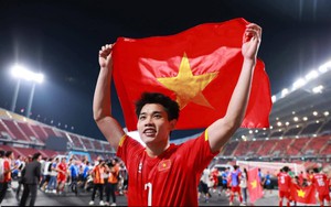 Hotboy Đình Bắc quyên góp toàn bộ tiền thưởng sau khi giành "cú đúp" danh hiệu tại Gala Quả bóng Vàng 2025