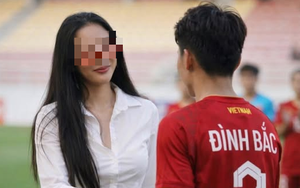 "Chế ảnh" chụp hình chung với cầu thủ Đình Bắc, hot girl bất ngờ bị CĐM chỉ trích dữ dội