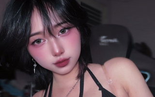 Mercury Nguyen "comeback", thả dáng "đốt mắt" khiến CĐM thích thú