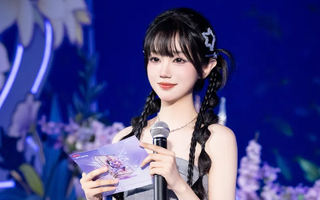 "Nữ thần" LPL khoe chân dài miên man, diện váy siêu ngắn khiến CĐM mê mẩn
