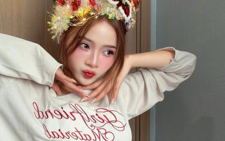 Hoá thân thành cây thông Noel, hot girl khiến triệu anh em “gục ngã” vì quá dễ thương