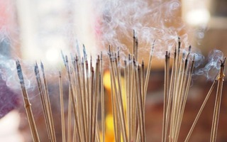 5 sai lầm khi thắp hương khiến lời khấn không linh nghiệm