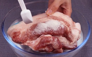 Rã đông thịt đừng chỉ ngâm với nước, làm 2 mẹo này vừa nhanh mà thịt không tanh, không hôi