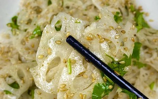 Gỏi củ sen tiêu muối: Món ngon thanh mát, lạ miệng cho cả gia đình