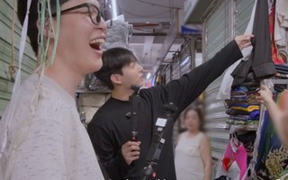 Đại sứ toàn cầu của Dior và Chanel mặc cả ở chợ Đà Nẵng, cũng phải xuống nước nũng nịu như ai