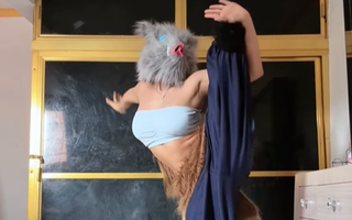 "Nâng tầm" cosplay với màn biến hình thành Inosuke của cô nàng hot girl xinh đẹp