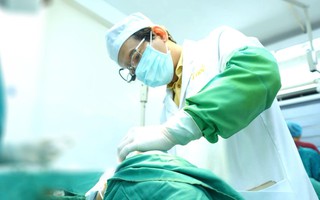 Nhập viện vì sốt nhẹ, nữ khách hàng bất ngờ phát hiện túi ngực 10 năm đã vỡ