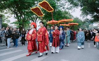 Mãn nhãn với màn diễu hành Việt phục quy mô lớn: Khi Bảo Tín Mạnh Hải hiện thực hóa giấc mơ văn hóa