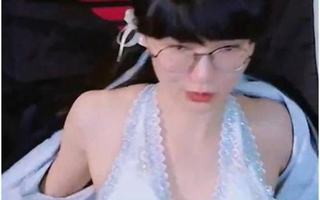 Thay đồ gợi cảm trên livestream, hot girl "Faker phiên bản nữ" nhận kết chẳng như mơ