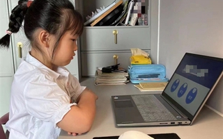 Bà mẹ Biên Hoà "xin": Đừng ra đề bài tả về MẸ được không? Đọc tờ giấy đính kèm mà cười 3 ngày chưa xong!